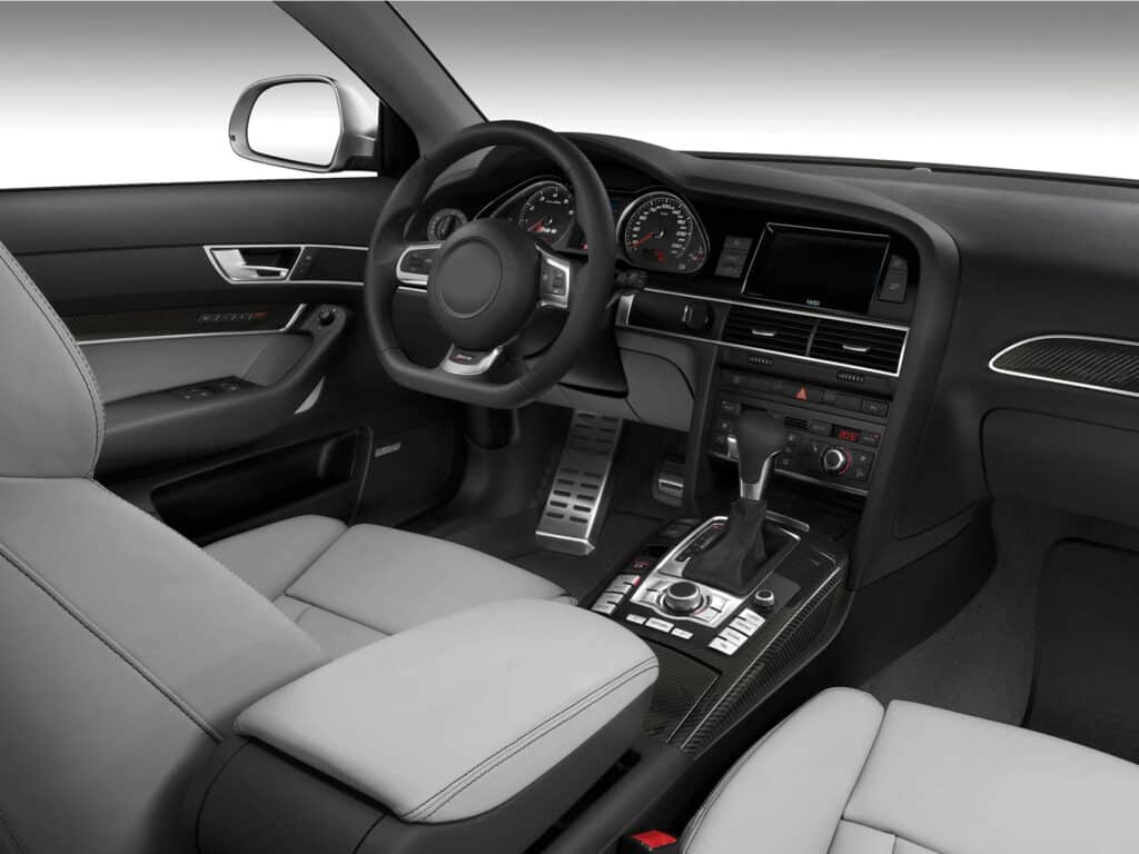 Intérieur Audi RS6 Carbone et Cuir Gris Clair Intérieur luxueux d'une Audi RS6 (ou similaire) avec sellerie cuir gris clair, inserts carbone et levier de vitesse automatique.