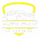 Logo Auto FM 17 La Rochelle : SUV blanc stylisé dans un bouclier jaune sur fond noir, texte blanc.